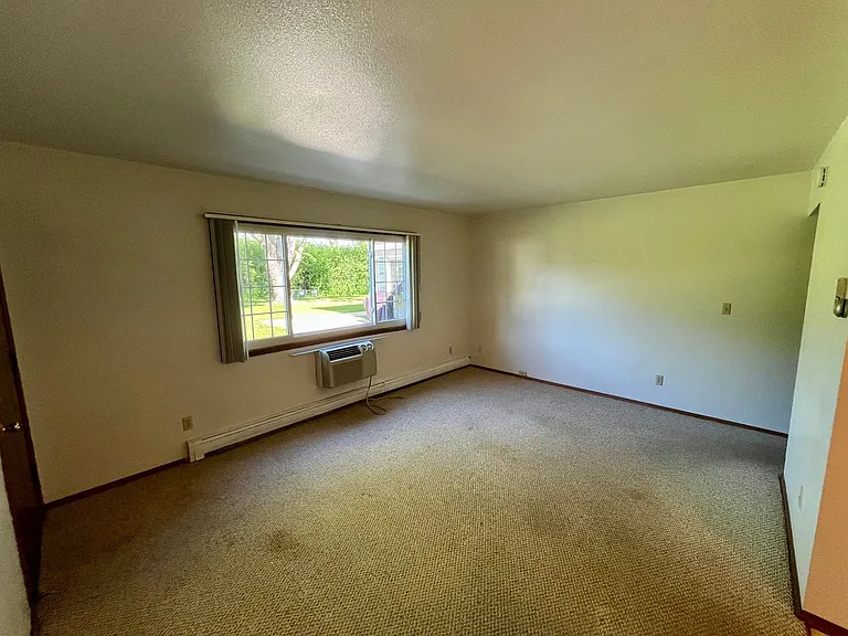 W155N11352 Sylvan Cir — Photo 6