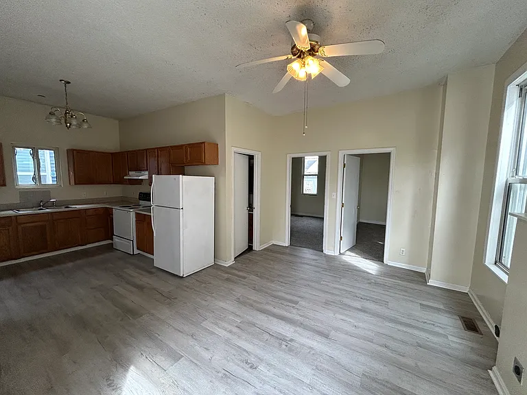 204 E Columbia St #A — Photo 3