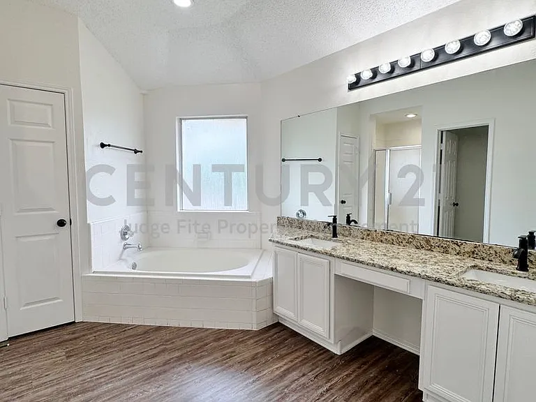 835 Rockett Ln — Photo 11