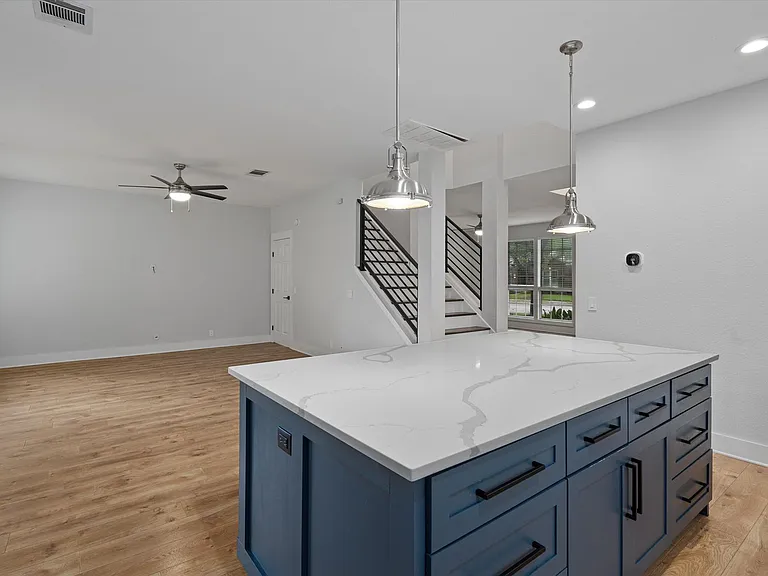 1203 Thackeray Ln — Photo 12