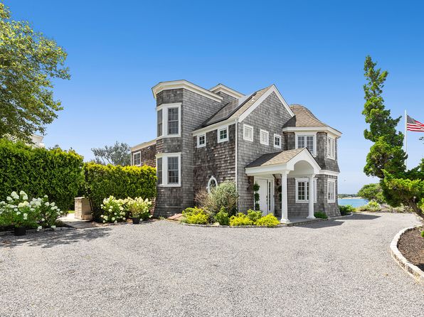 33 Mineola Ct, Hampton Bays, NY 11946