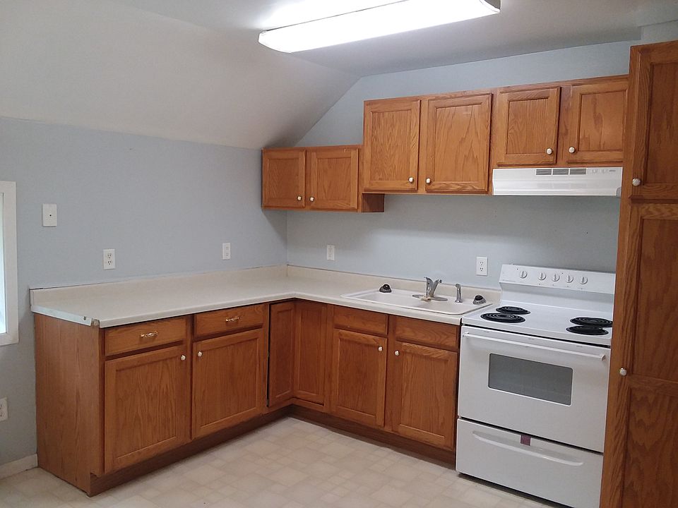 1st image of 909 Elm St APT 3