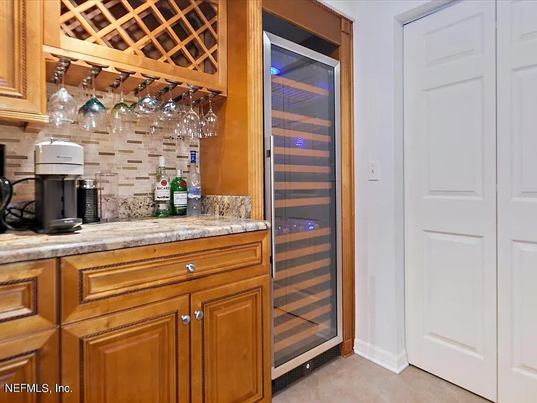 328 Village Dr #B — Photo 6