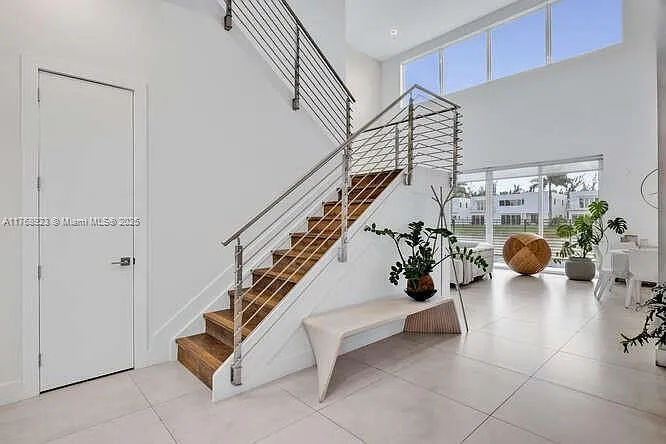 5 bed, 5.5 bath, 4628 sqft, $12,800 — Photo 3
