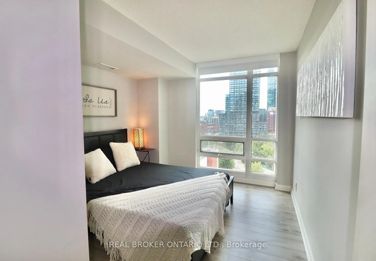 381 Front St W — Photo 4