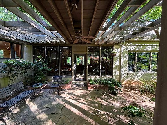 4th image of 418 Woodland Way