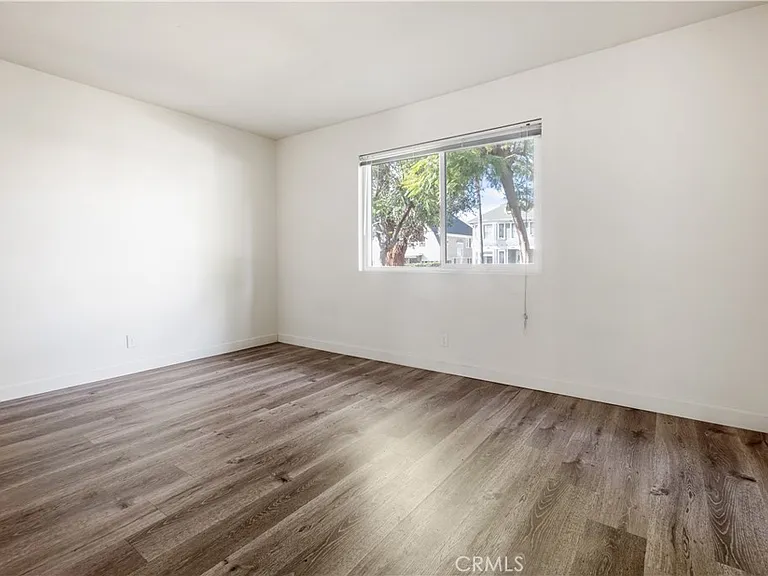 2726 S Menlo Ave — Photo 8