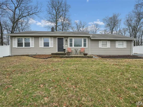 634 Parker Dr, Ballwin, MO 63021