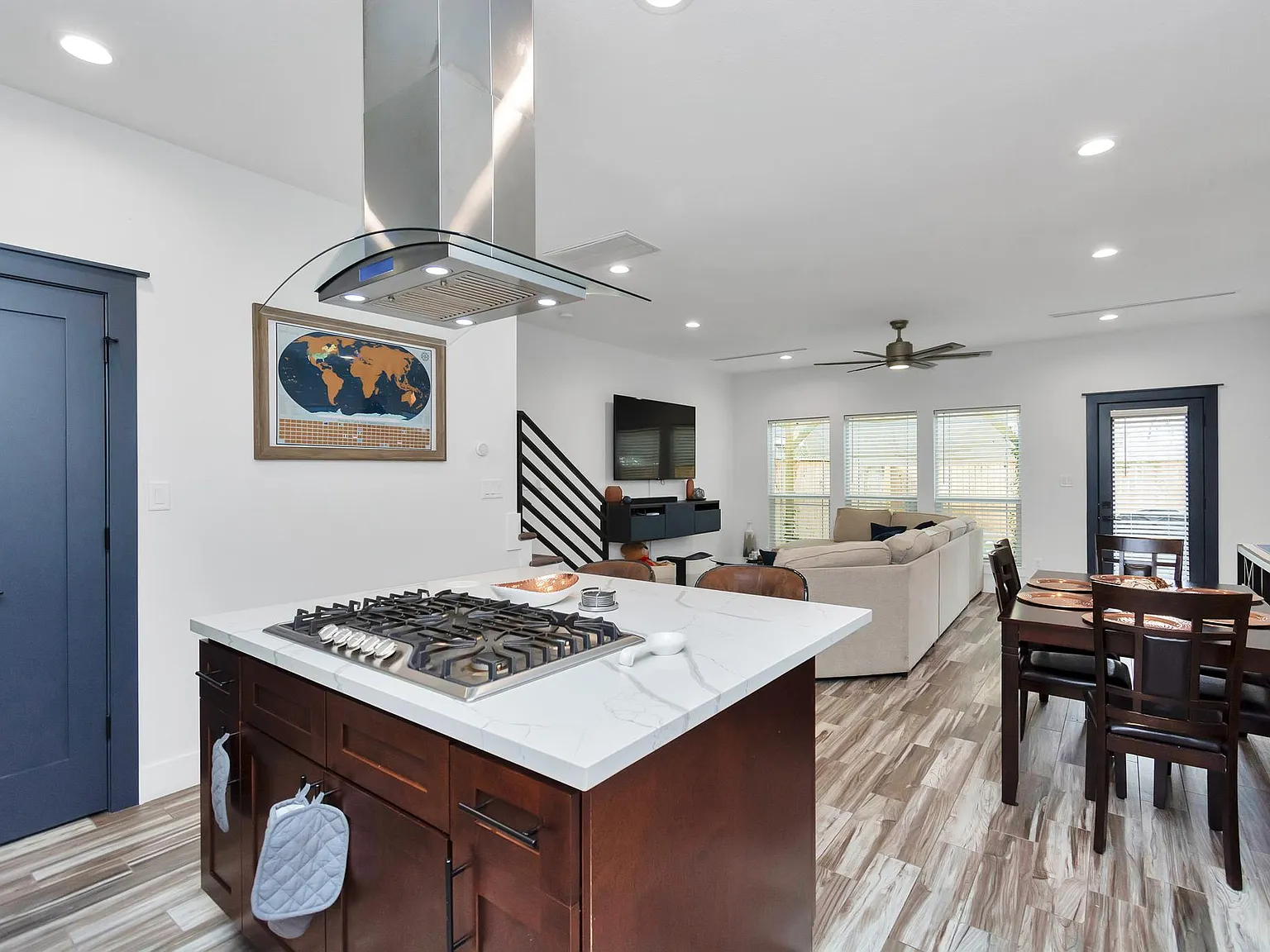 3 bed, 2.5 bath, 2100 sqft, $2,500 — Photo 4