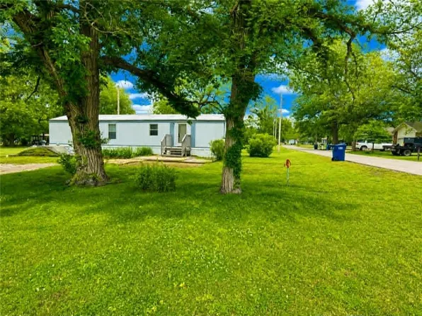 1201 E Buckeye St, Columbus, KS 66725