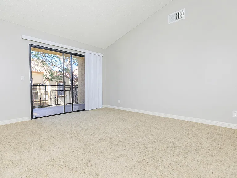 Villa La Paz Apartment Homes — Photo 29