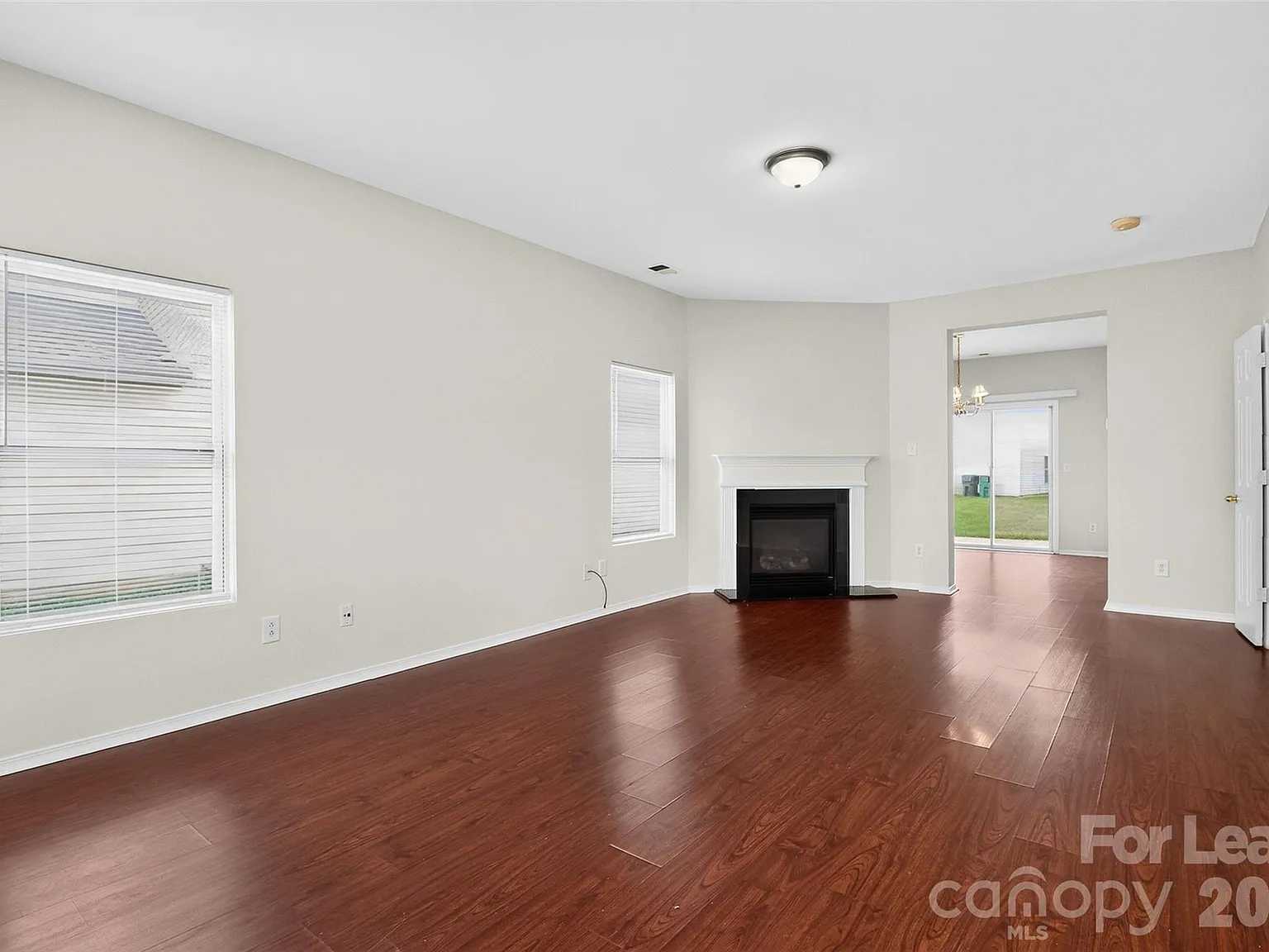 3 bed, 2.5 bath, 1800 sqft, $1,740 — Photo 4