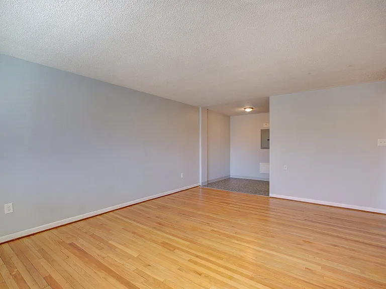 Kent Apartments — Photo 33