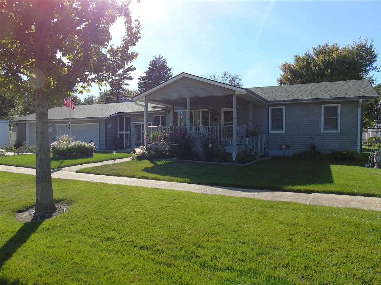 414 Locust St, Bellwood, NE 68624 Zillow