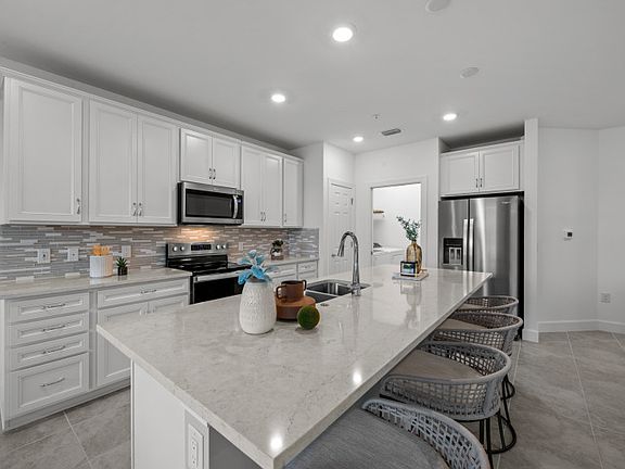 Large center island, perfect for a breakfast bar