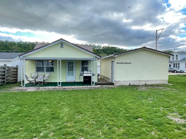 810 S 1st St, Guttenberg, IA 52052