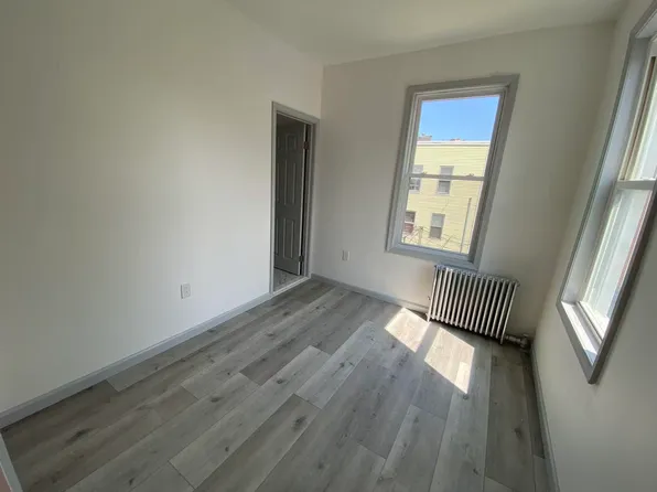 124 Winfield Avenue image 4 of 19