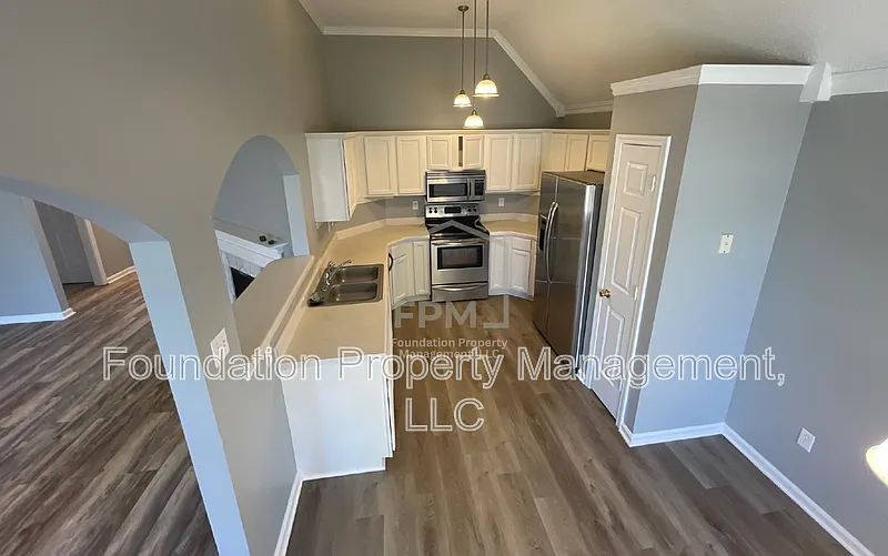 3 bed, 2.0 bath, 1420 sqft, $1,800 — Photo 4