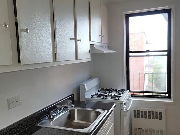 2nd image of 10-40 Neilson St #6C