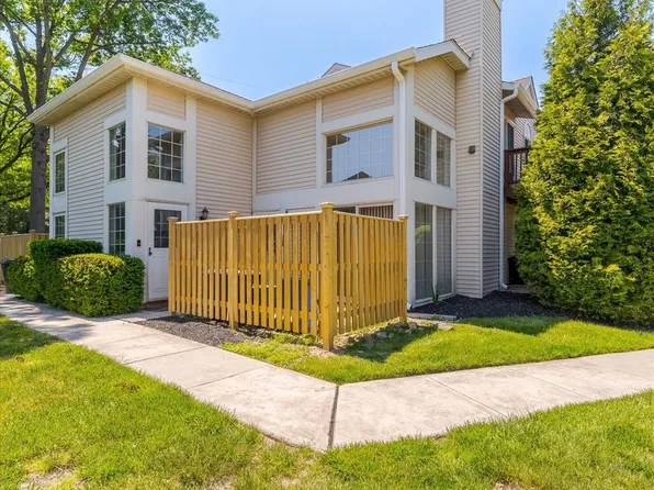 348 Green Meadow Ln, Horsham, PA 19044