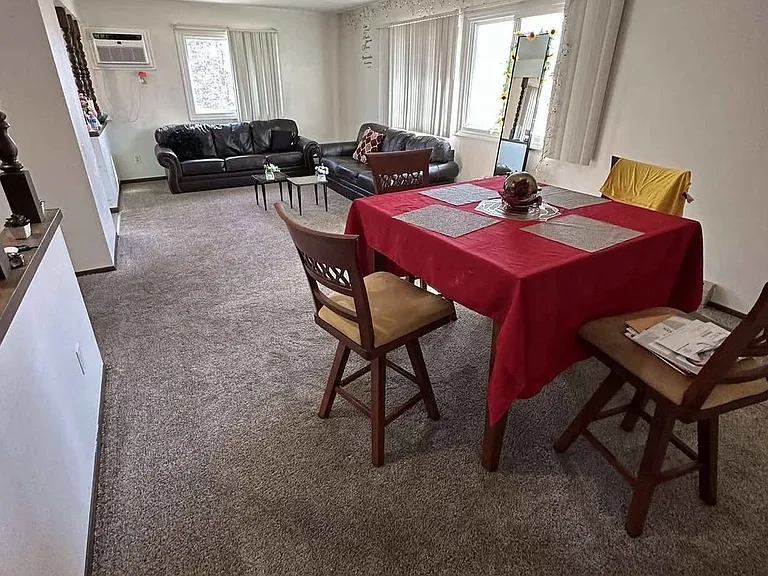 305 Knightsbridge Rd — Photo 2