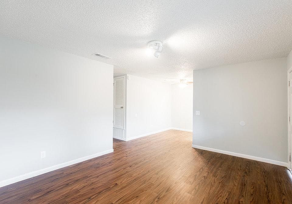 1st image of 1105 N Meadows Dr APT C