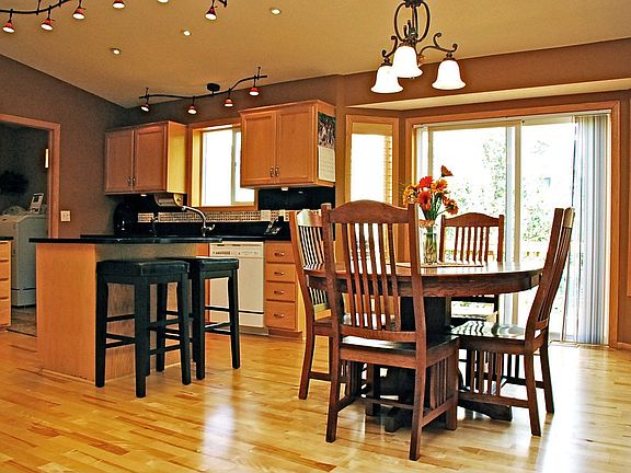 Beautiful eat-in Kitchen
