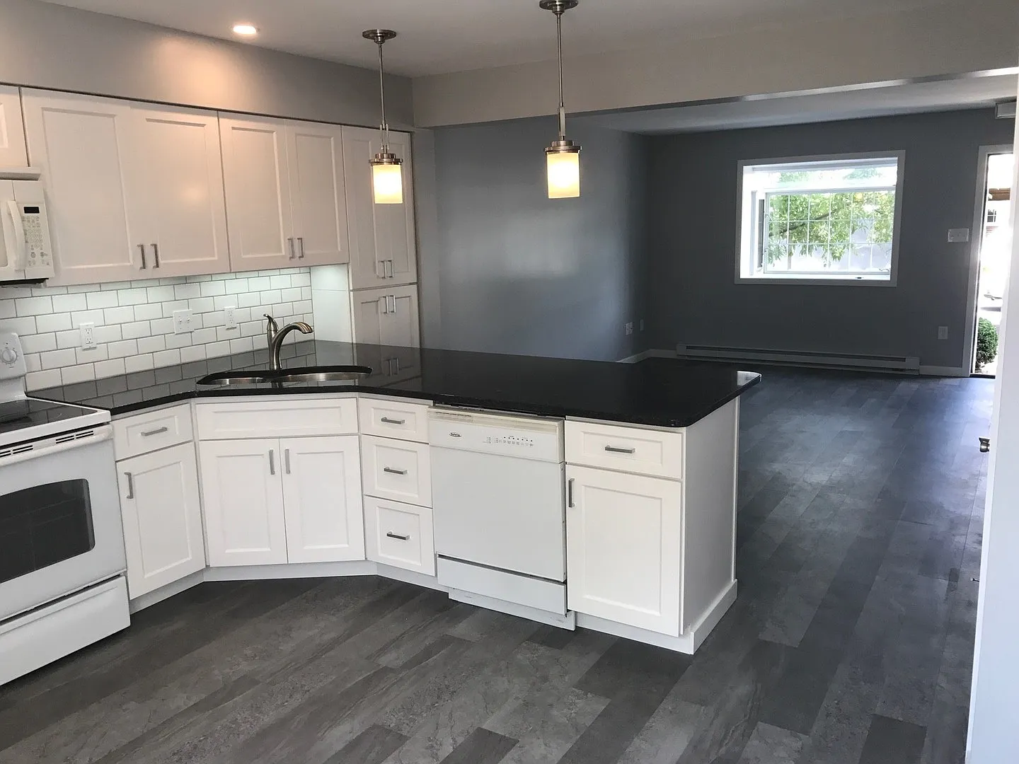 Beautifully Renovated Townhouse Near Penn State — Photo 3