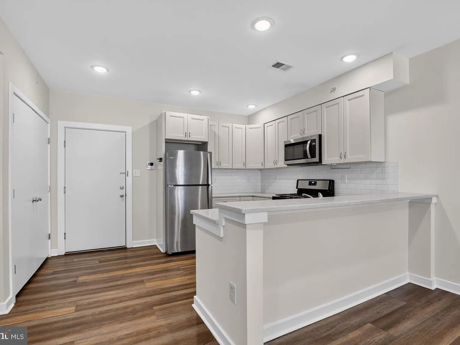 1 bed, 1.0 bath, 852 sqft, $1,950 — Photo 4