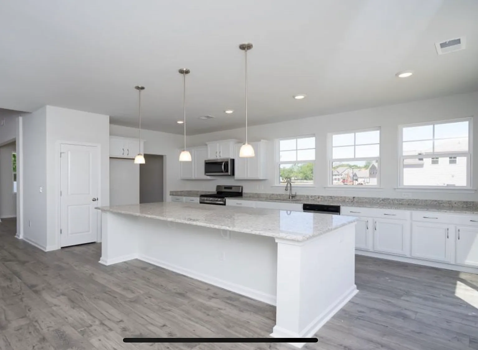5 bed, 2865 sqft, $2,800 — Photo 3