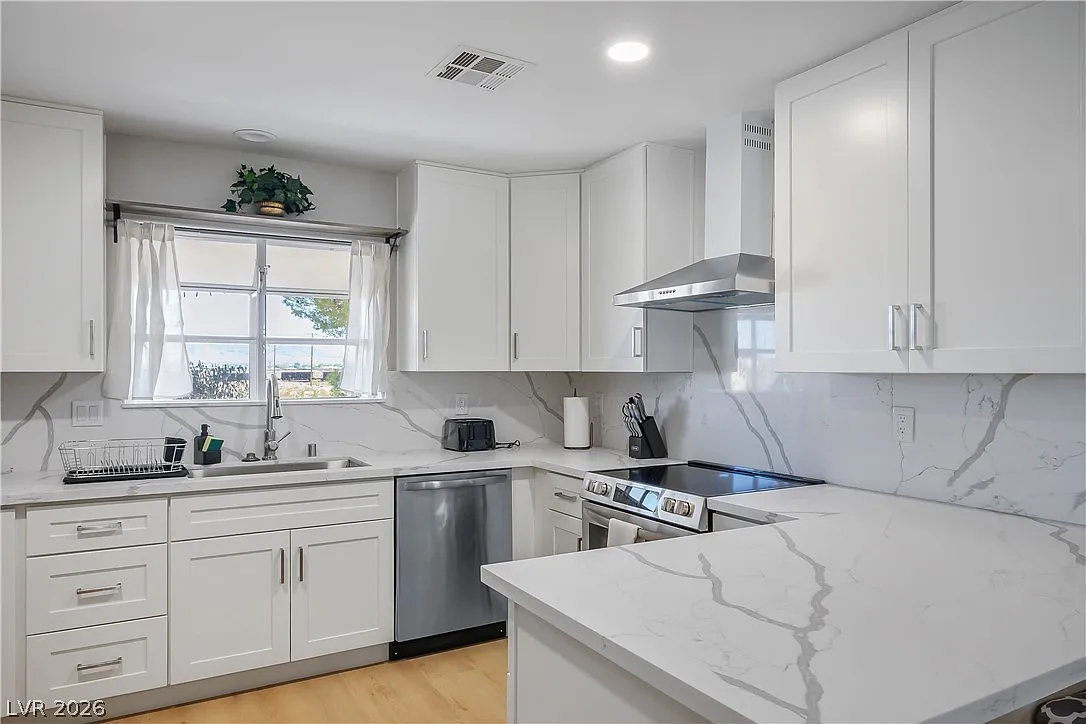 4 bed, 2.0 bath, 1950 sqft, $3,200 — Photo 4