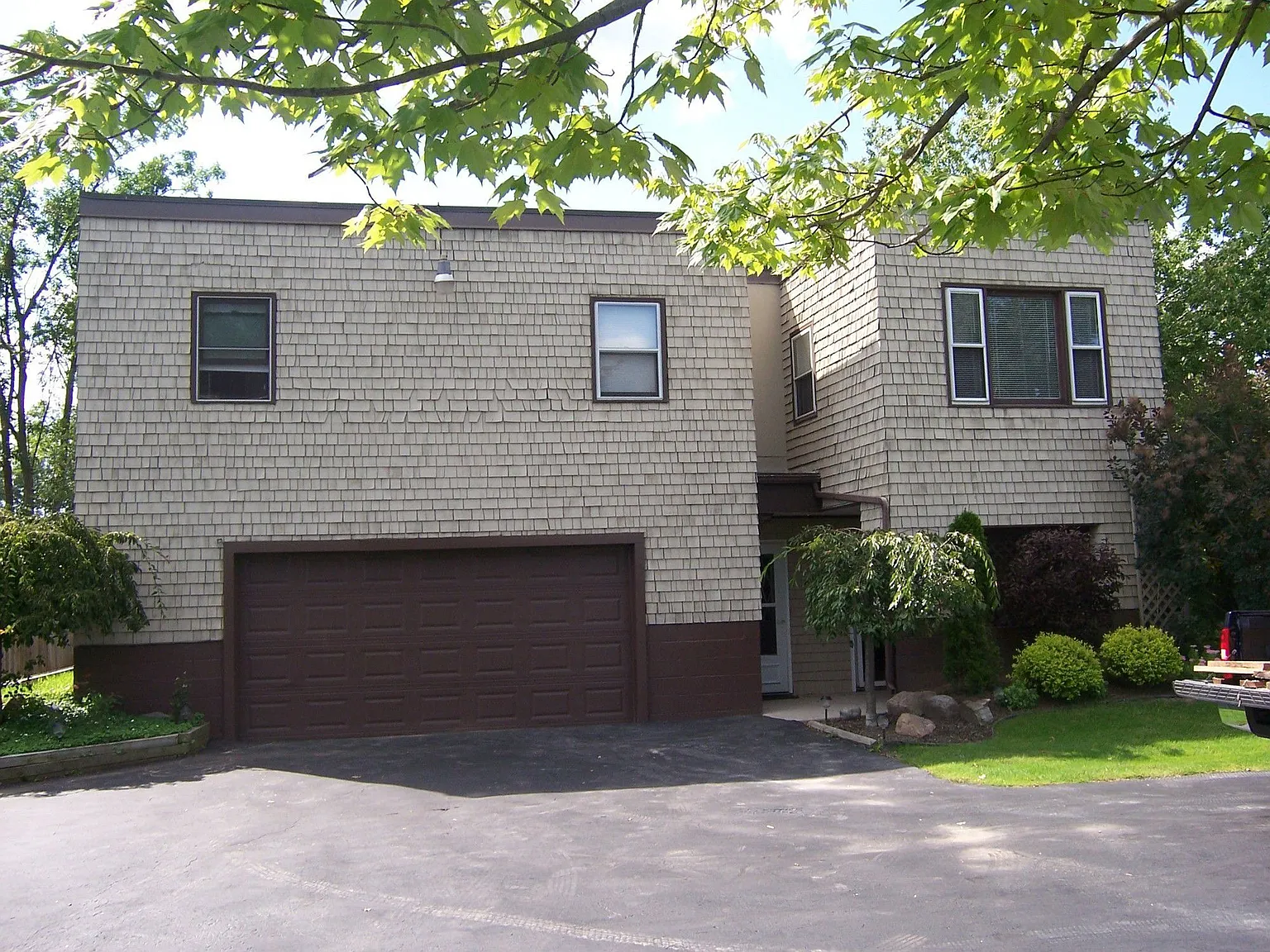 1038 E River Rd photo 1
