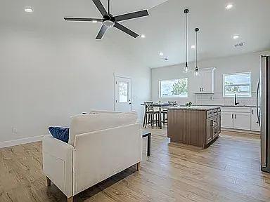 424 Iola Basin St — Photo 4
