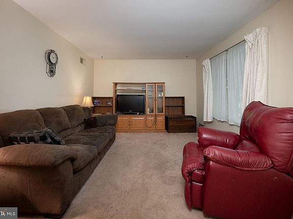 4th image of 5216 Shawnee Blvd