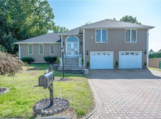 40 Sprague Cir, Johnston, RI 02919