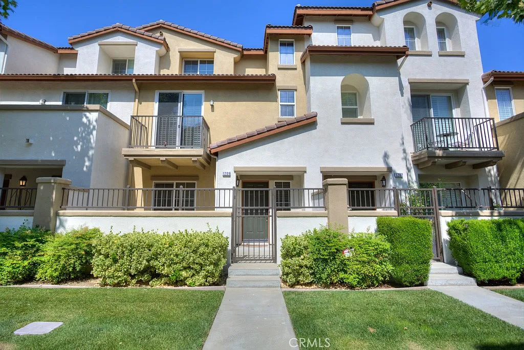 3 bed, 3.5 bath, 1506 sqft, $3,300 — Photo 2