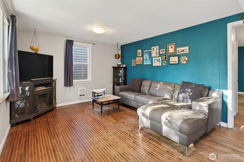 3rd image of 312 26th Avenue S