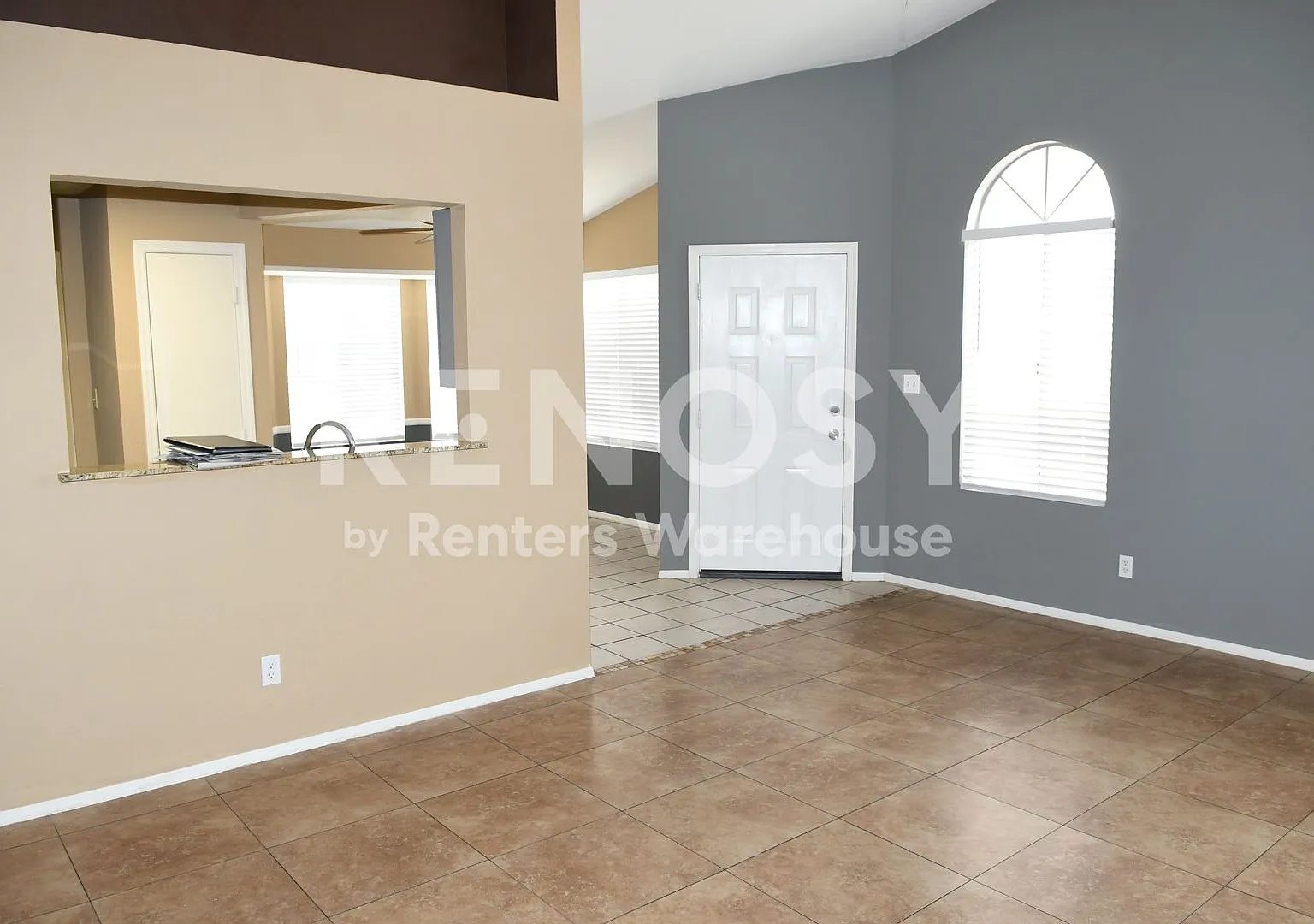Ideal 3 Br 2 Ba 2 Car Garage Home Near the 51 and Union Hills in Phoenix — Photo 4