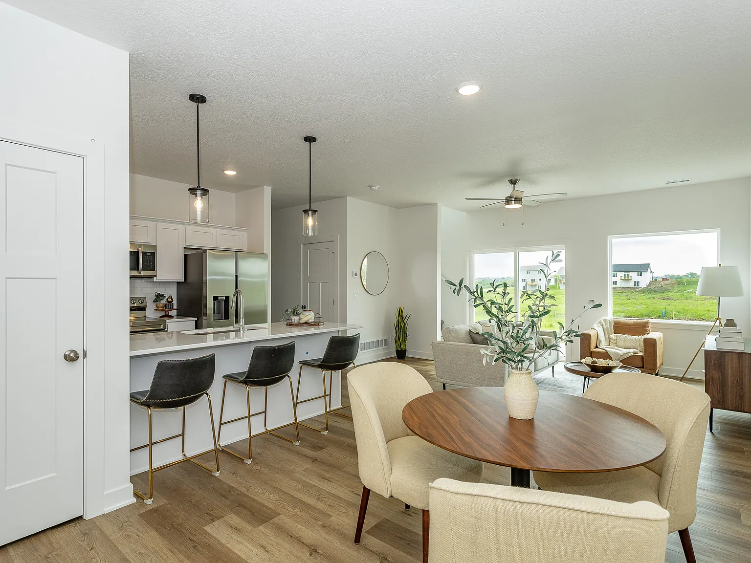 3 bed, 1465 sqft, $1,965 — Photo 2
