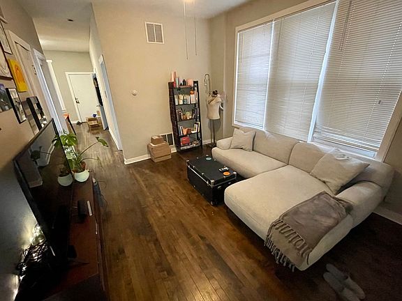 3rd image of 946 N California Ave APT 1R