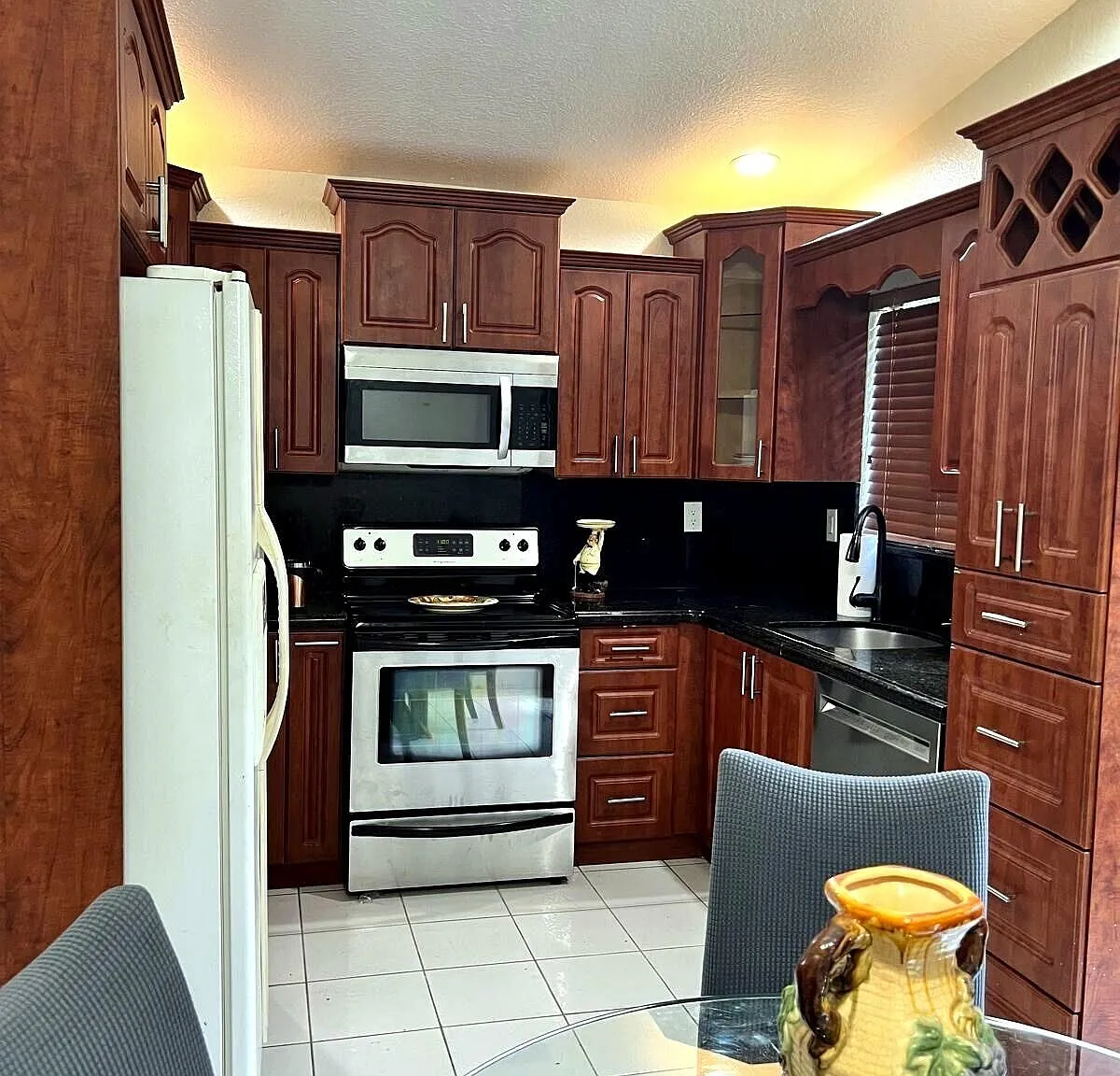 3 bed, 2.0 bath, 1229 sqft, $3,500 — Photo 1