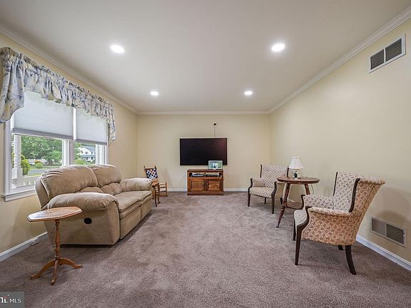 4th image of 78 E Huntington Cir