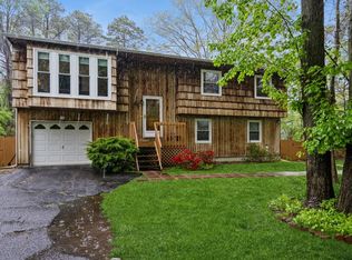 53 Gull Dip Rd, Ridge, NY 11961