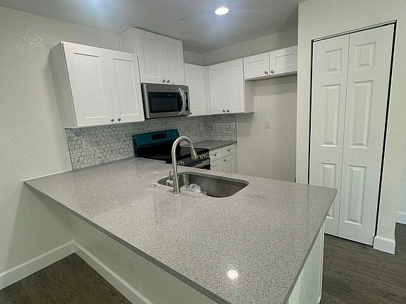 3rd image of 326 S Grosse Ave #D