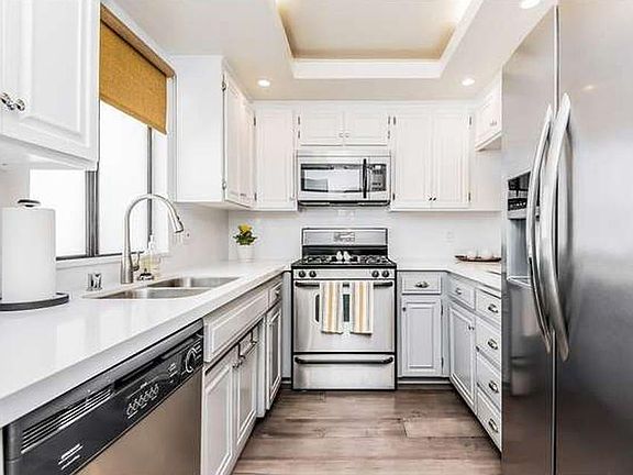 4th image of 1606 S Barrington Ave APT 6