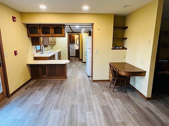 3rd image of 824 Hillcrest Dr