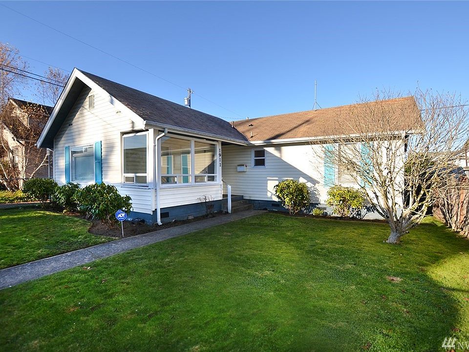 Southeast corner - charming North Everett rambler 