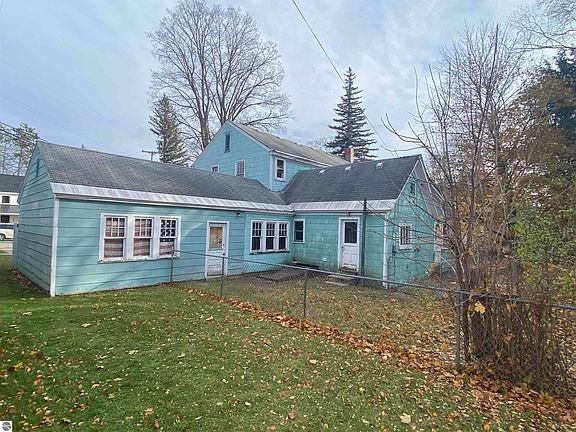 3rd image of 104 Court St