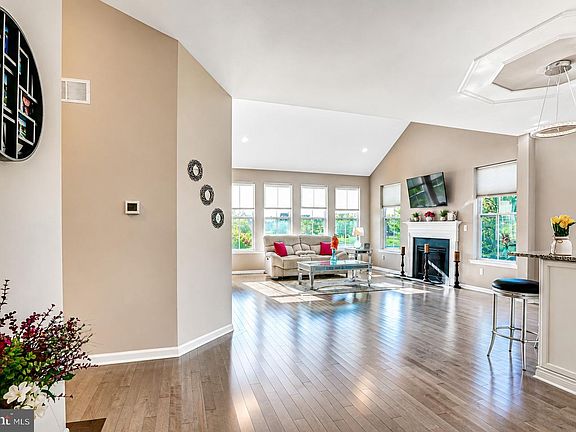 4th image of 4200 Crosby Ln