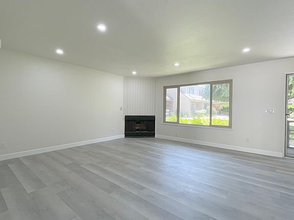 3rd image of 5070 Plaza Corona